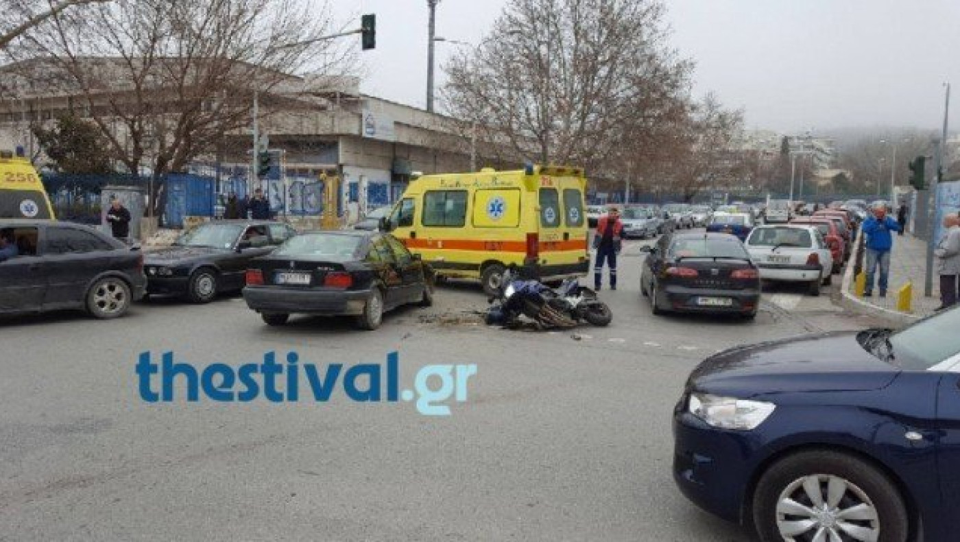 ΤΩΡΑ: Σύγκρουση αυτοκινήτου με μηχανή στην Αγίου Δημητρίου