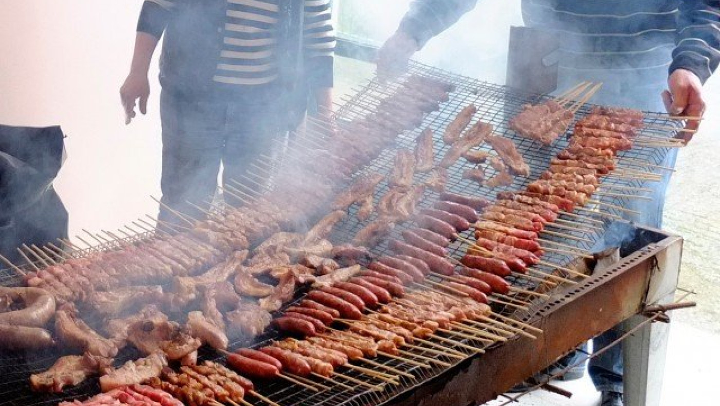 Τα έθιμα της Τσικνοπέμπτης σε διάφορες πόλεις της Ελλάδας