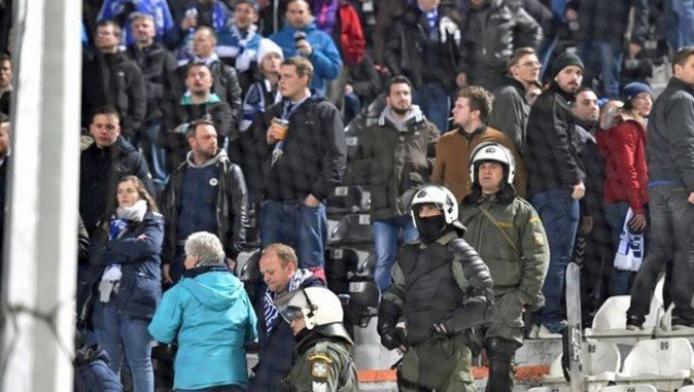 Προειδοποιεί    για ...  σκληρή     στάση   η Σάλκε τους οπαδούς της