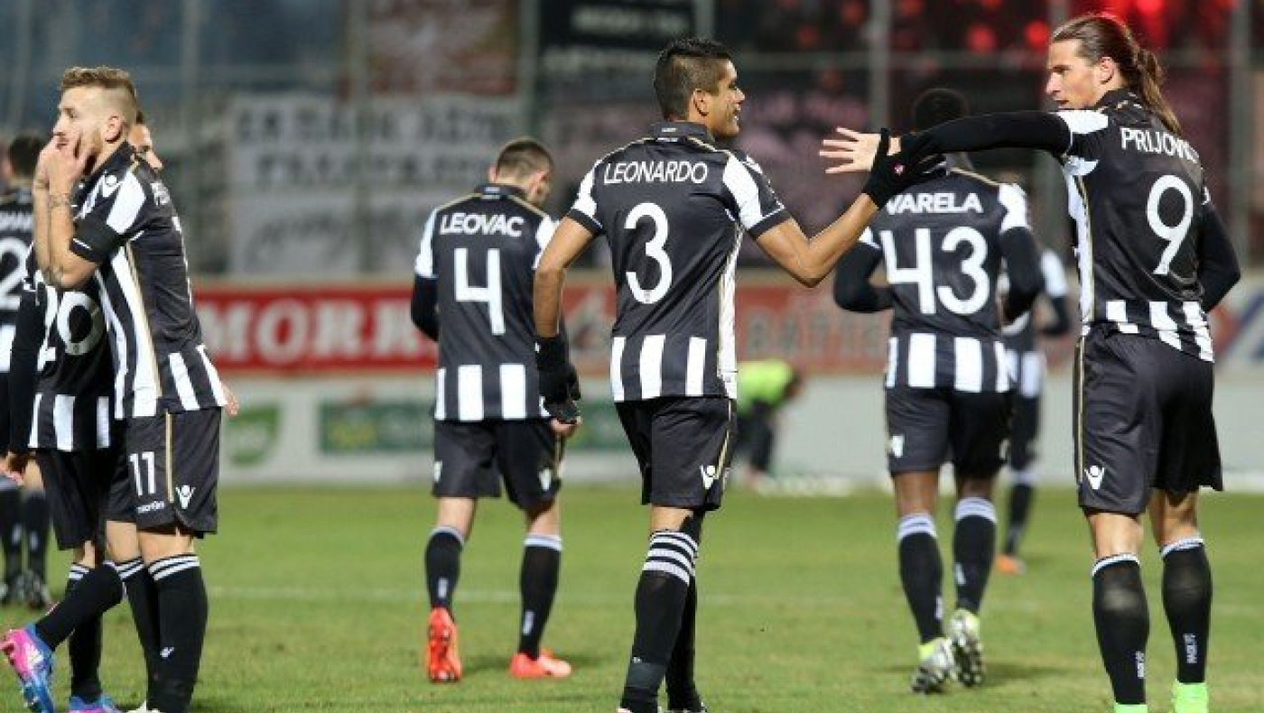 Αλλο να τρέχεις μόνος,                       άλλο να σε καταδιώκουν