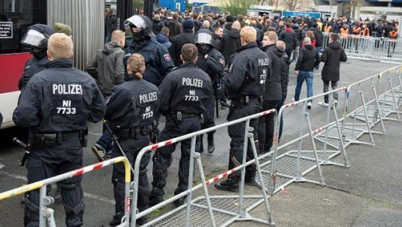 Άγρια επεισόδια και ξύλο μεταξύ οπαδών Χέρτα και Άιντραχτ (video)