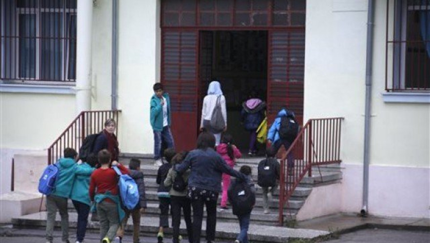 Ωραιόκαστρο: Αστυνομικές δυνάμεις έξω από το 1ο Δημοτικό (ΒΙΝΤΕΟ)