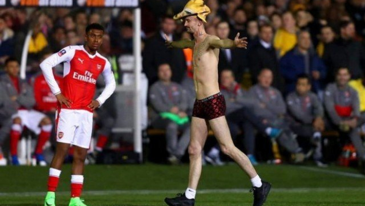 Εισέβαλε στο Σάτον - Άρσεναλ ημίγυμνος                    (vid & pics)