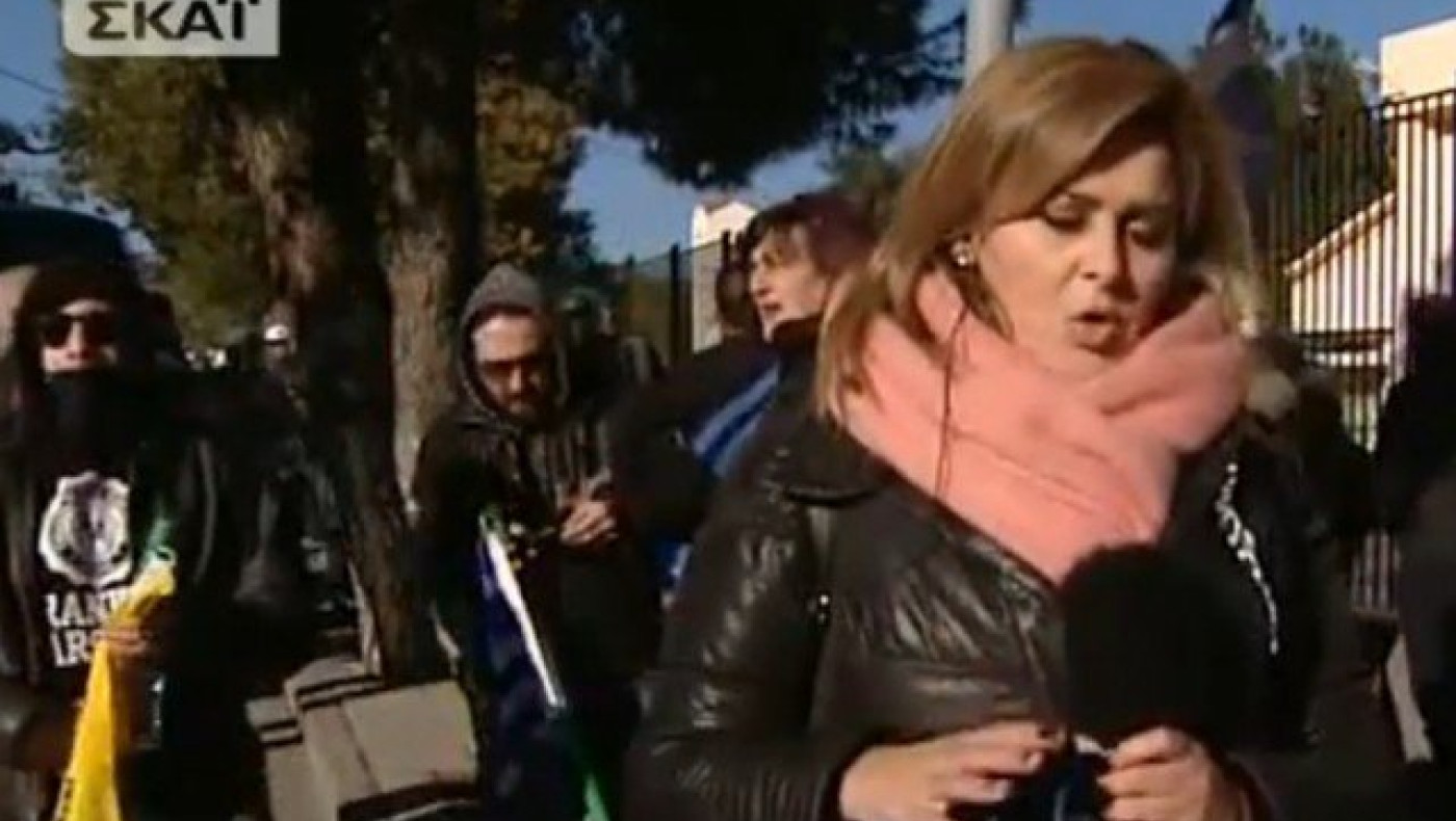 Θεσσαλονίκη: Προπηλάκισαν δημοσιογράφο του ΣΚΑΪ στον «αέρα» (ΒΙΝΤΕΟ)