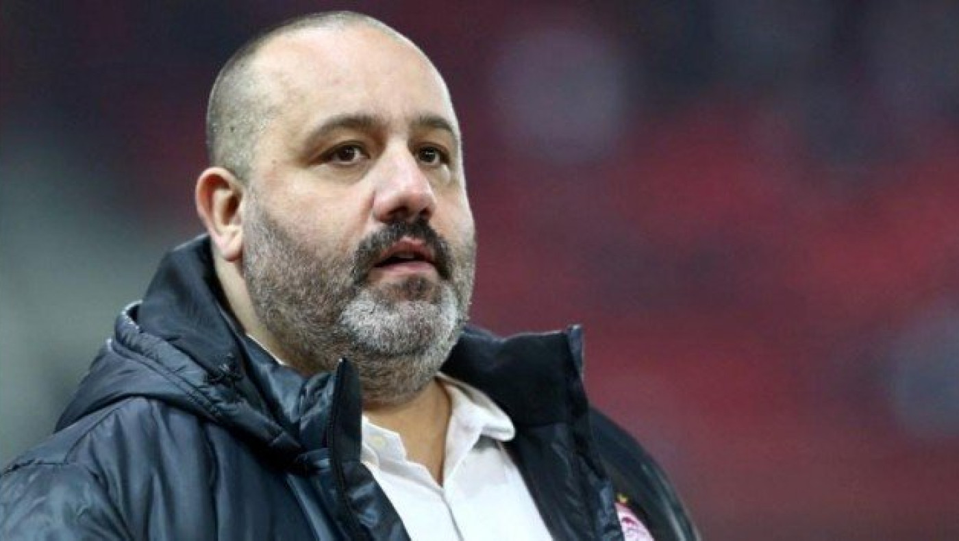 Βρισιές μεταξύ οπαδών                        της ΑΕΚ και Καραπαπά