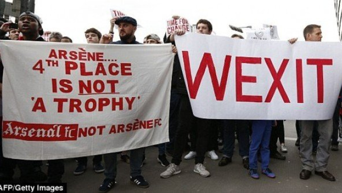 Ακάθεκτοι οι φίλοι της        Άρσεναλ ζητούν «Wexit» (pics)