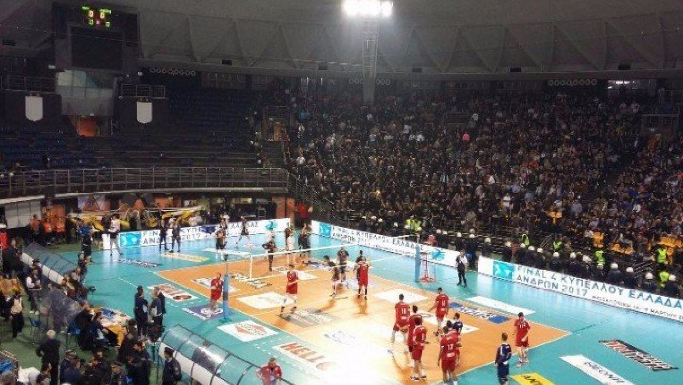 Η ανταλλαγή συνθημάτων μεταξύ των οπαδών των δύο ομάδων (vid)