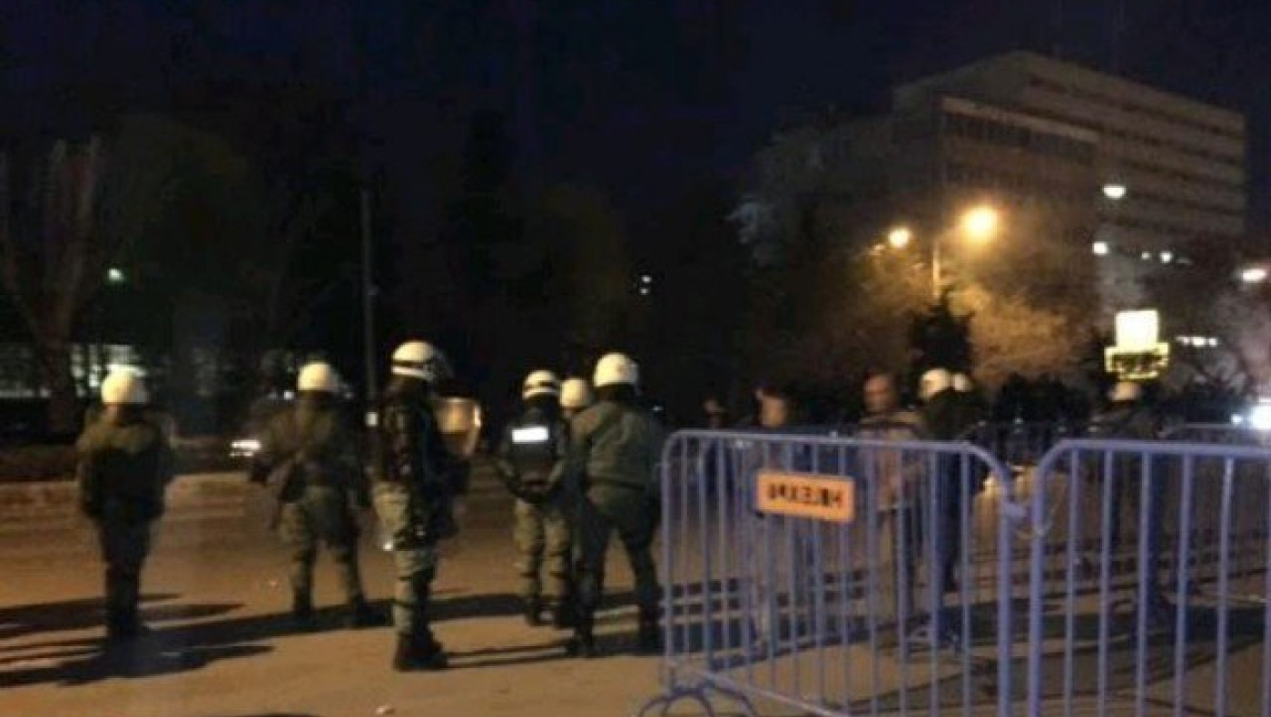 ΠΡΙΝ ΛΙΓΟ: Ένταση οπαδών του ΠΑΟΚ και της αστυνομίας έξω απ' το Παλέ