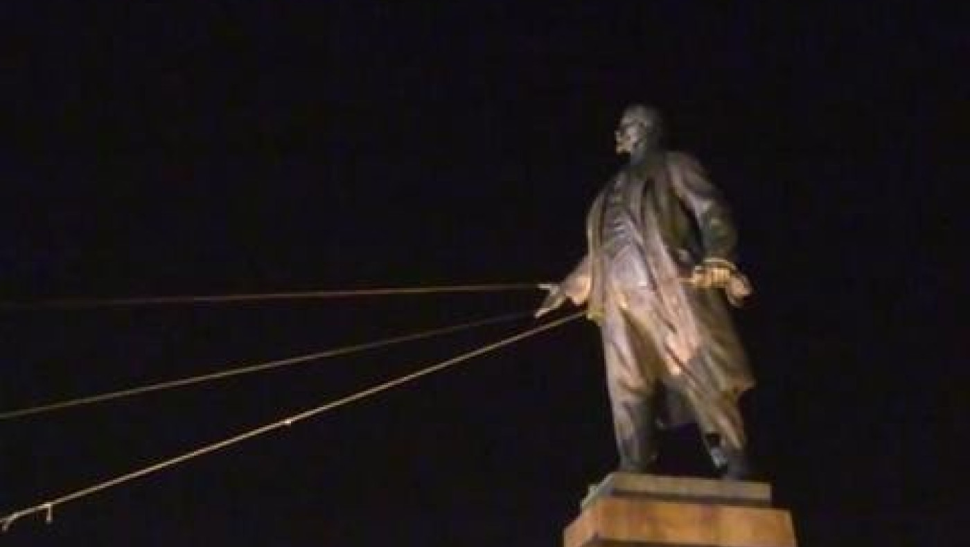 Γκρέμισαν το άγαλμα του Λένιν στο Χάρκοβο (video)