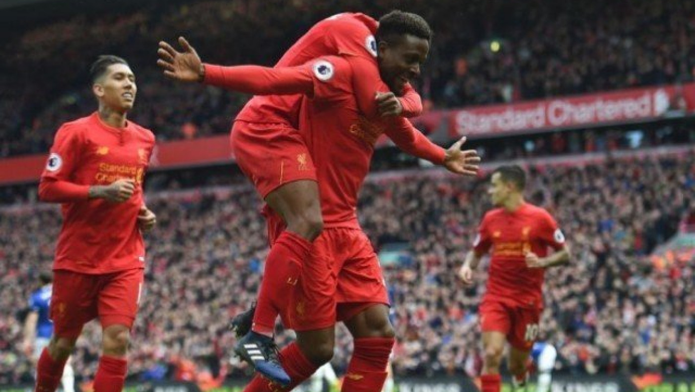 Βάφτηκε           κόκκινο           το     Λίβερπουλ!