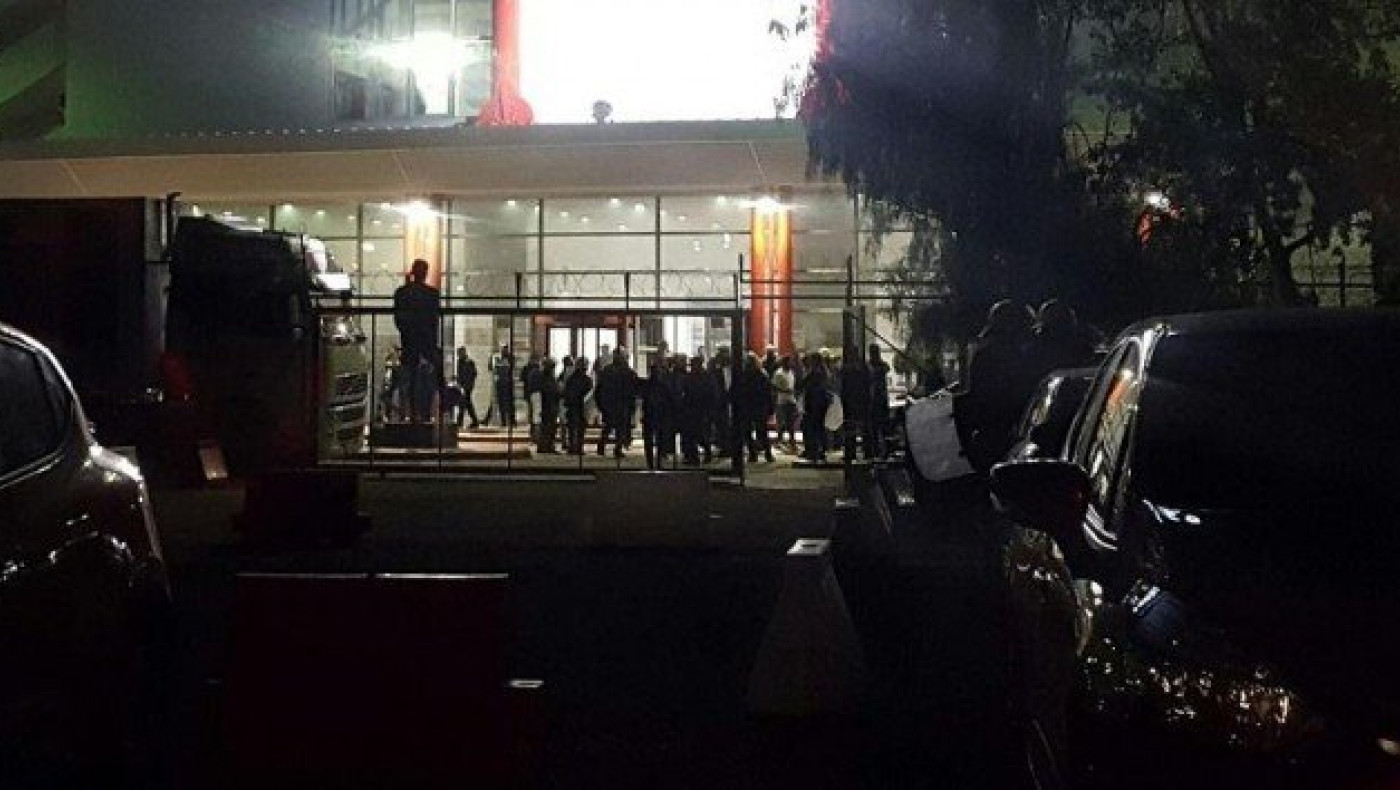 Χαμός και στα VIP: «Επίθεση Ολυμπιακών με πέτρες και φωτοβολίδες»