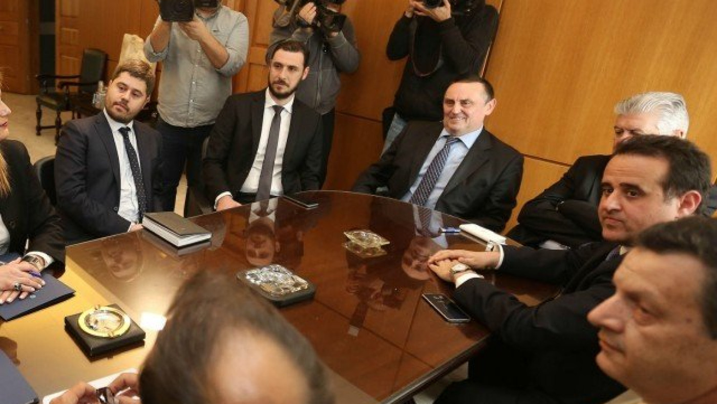 Ό,τι           δε        λύεται,           κόπτεται!