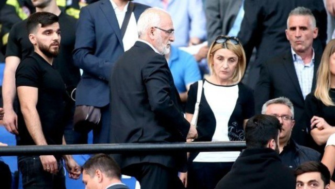 Ιπτάμενες γλάστρες στα επίσημα, μπροστά στον Σαββίδη!