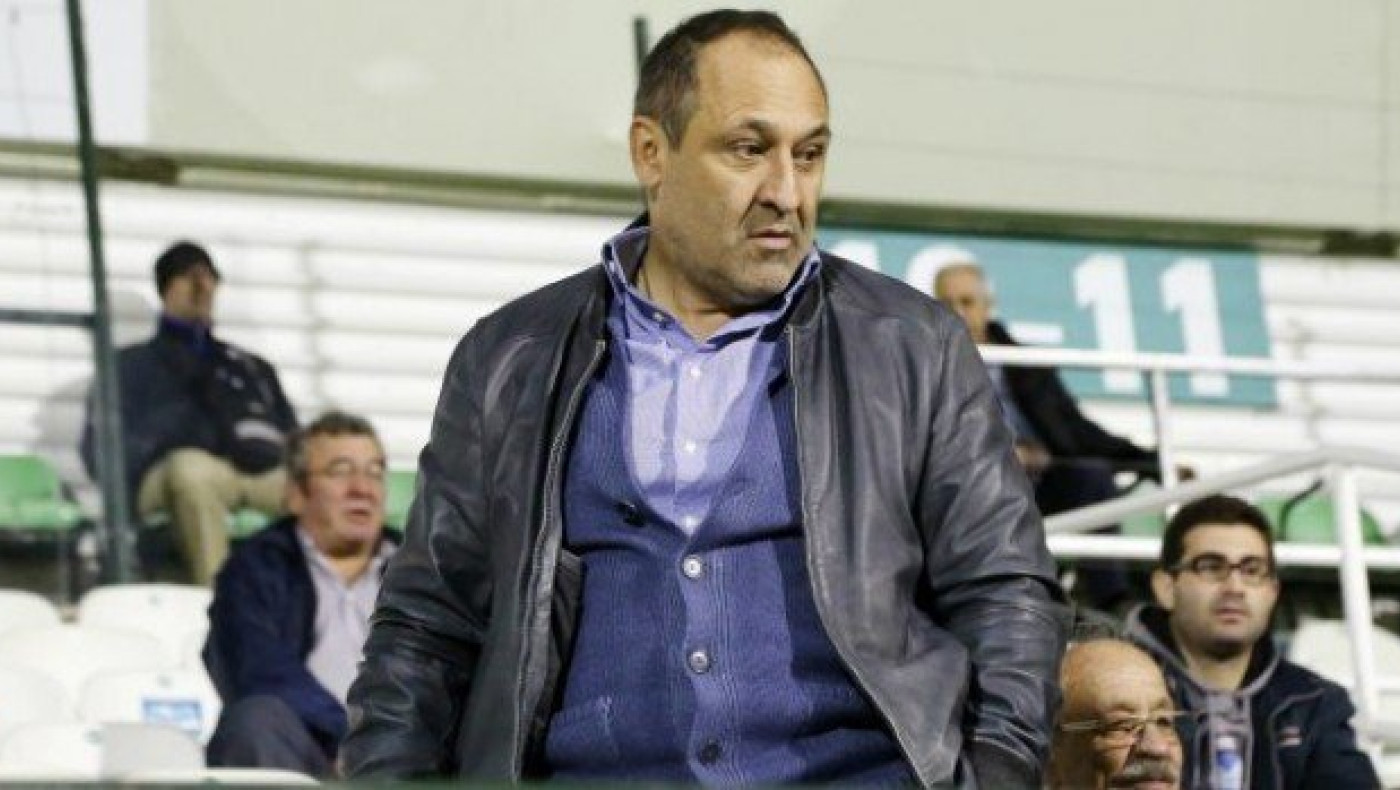 Σε                        ξένο                      αχυρώνα…