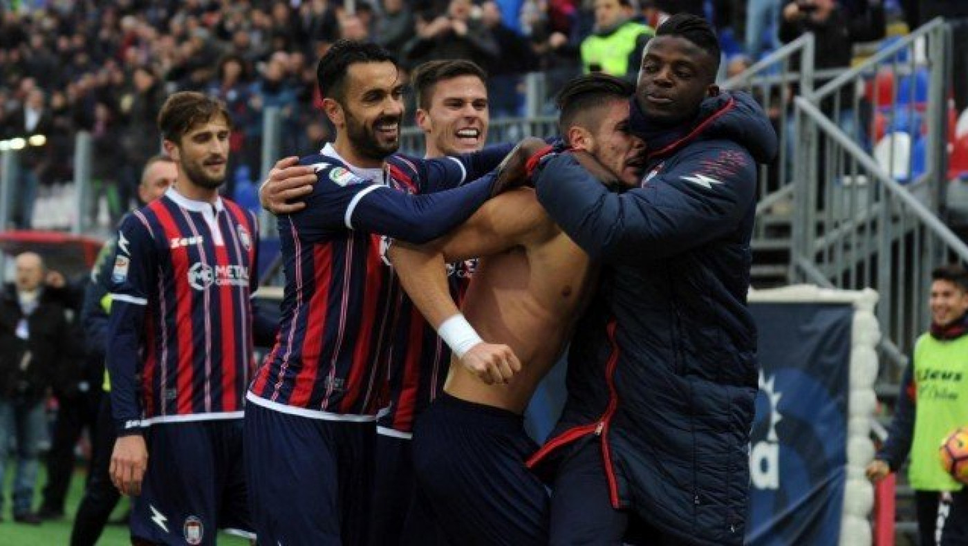 Με το               αυτί        στο ράδιο η Κροτόνε