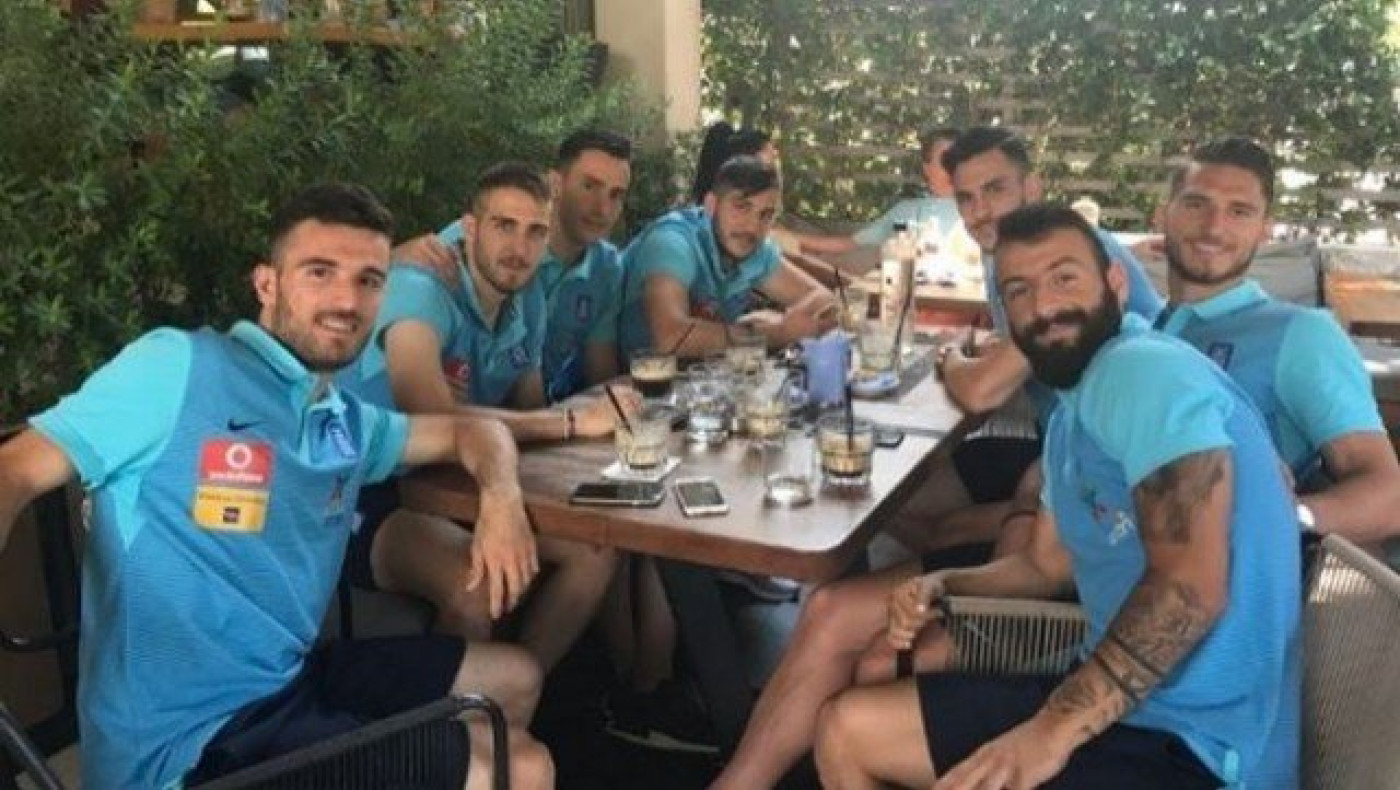 Για καφέ στην παραλιακή                           οι διεθνείς  (pic)