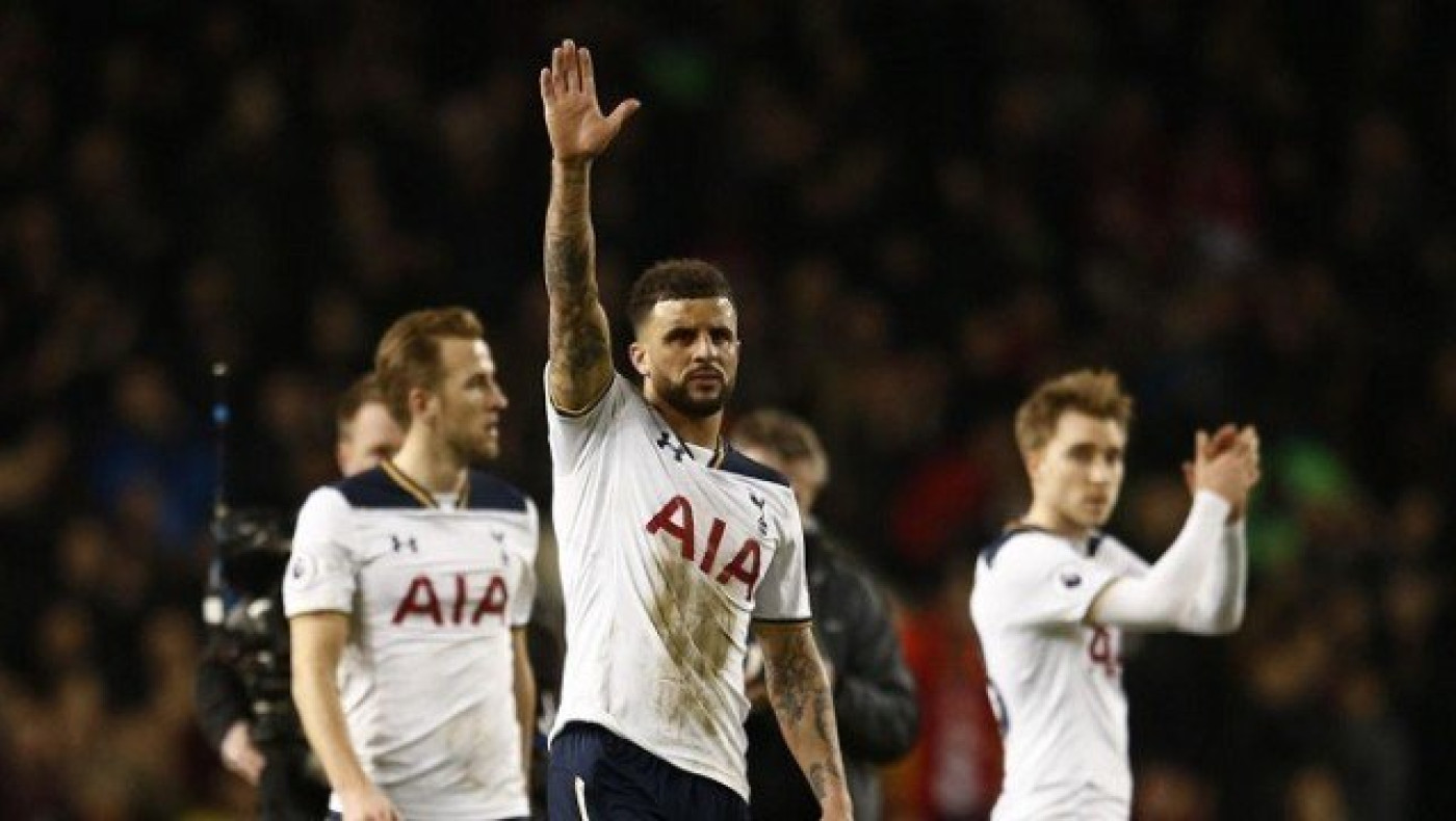 Κουνάει           μαντίλι            ο     Γουόκερ