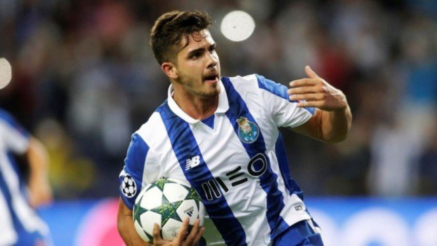 Ενισχύεται με                     Αντρέ Σίλβα η Μίλαν