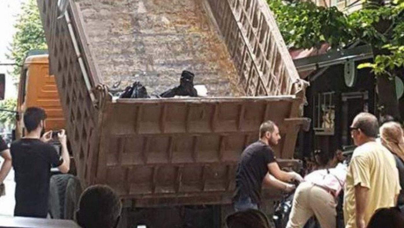 Οι Λαρισαίοι αγανάκτησαν με τα σκουπίδια και τα μάζεψαν μόνοι τους!