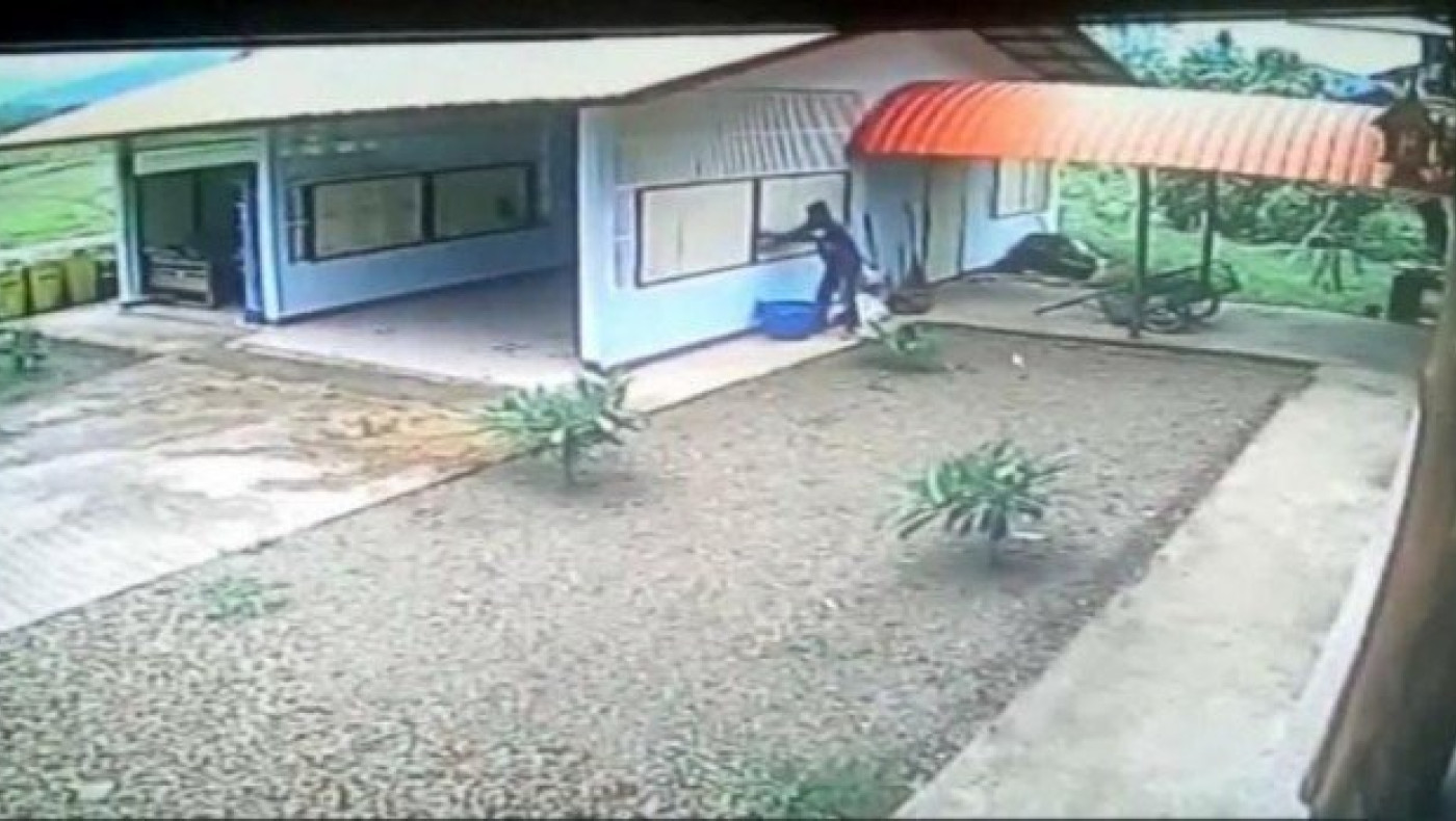 Ένας διαρρήκτης άξιος για βραβείο... χαζομάρας! (ΒΙΝΤΕΟ)