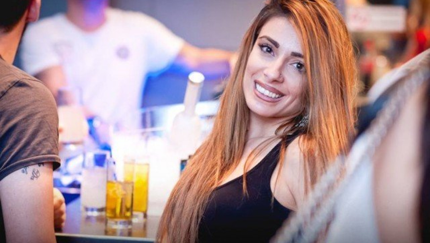 Η Μίνα Αρναούτη «παίζει» με τον φωτογραφικό φακό στην παραλία (ΦΩΤΟ)