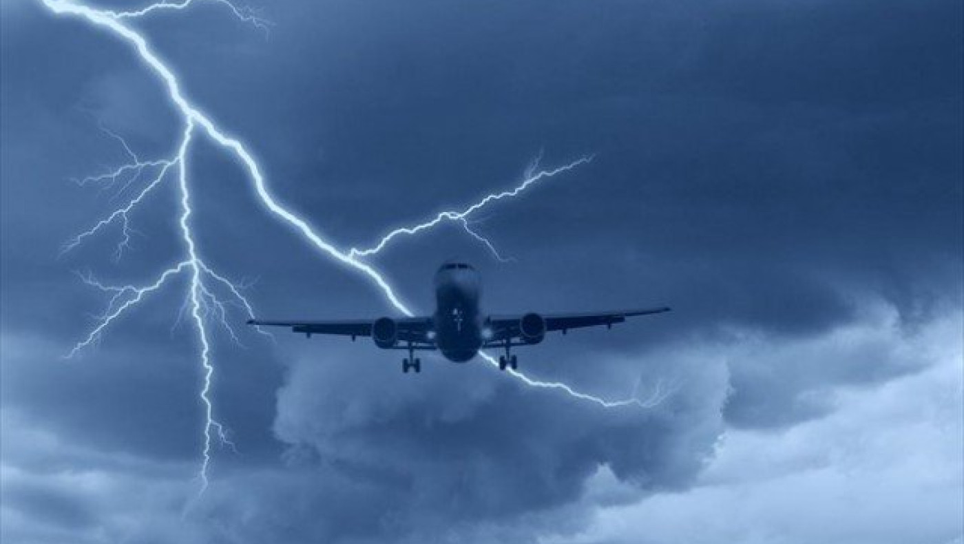 Αεροπλάνο χτυπήθηκε από κεραυνό      πάνω από τη Σκιάθο