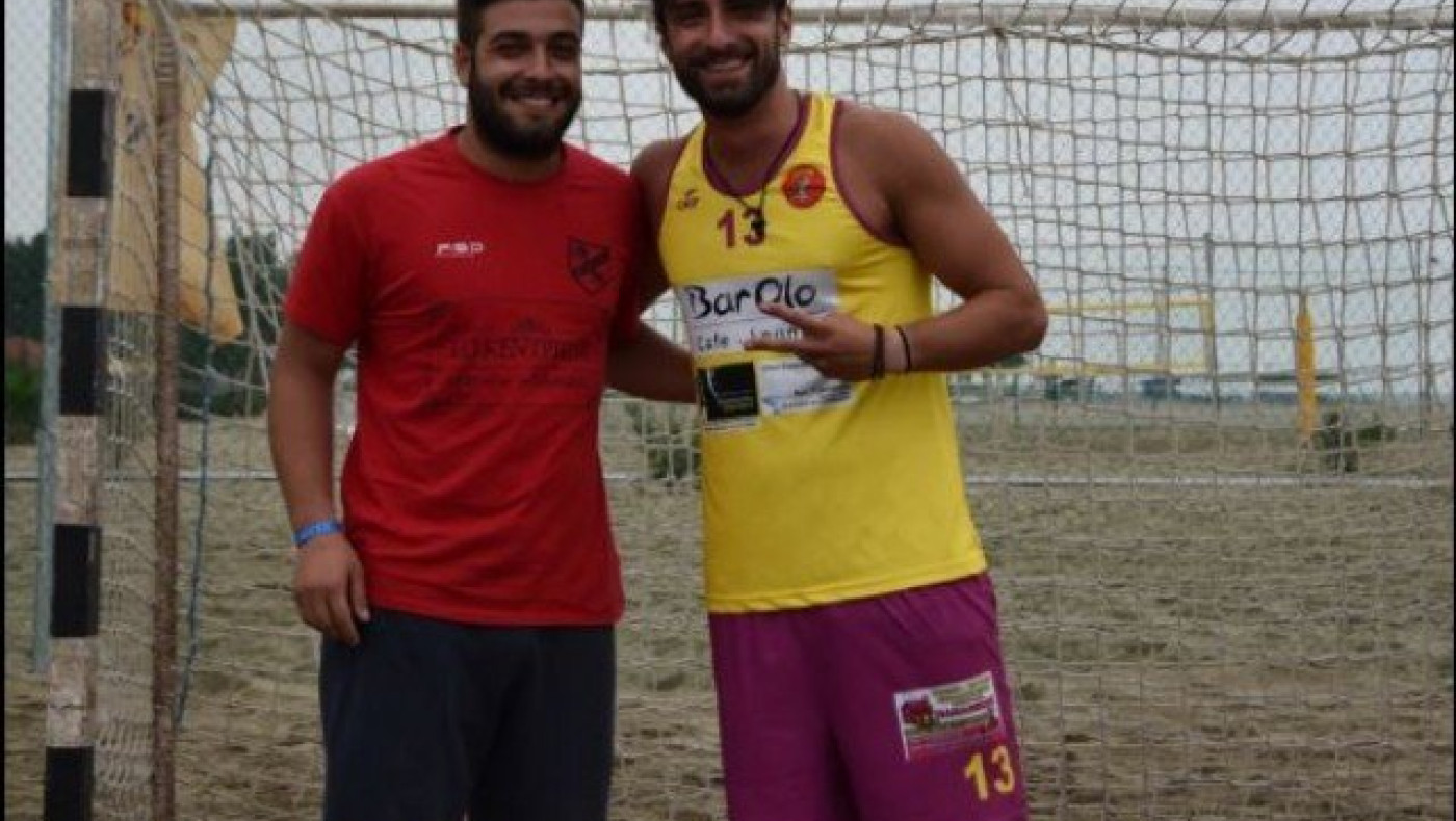 Δύο «Αετοί» το γύρισαν απ’ το ποδόσφαιρο… στο beach handball (vid)