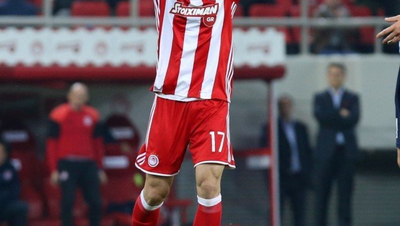 Μπαζώνουν       τα ρόστερ,  κοροϊδεύουν      τον κόσμο