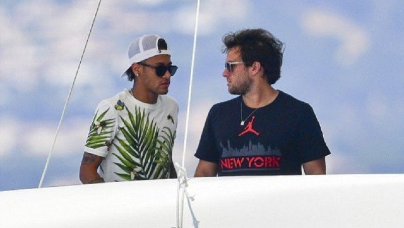 Υπογράφει στη Σεντ                 Ετιέν ο Κατράνης