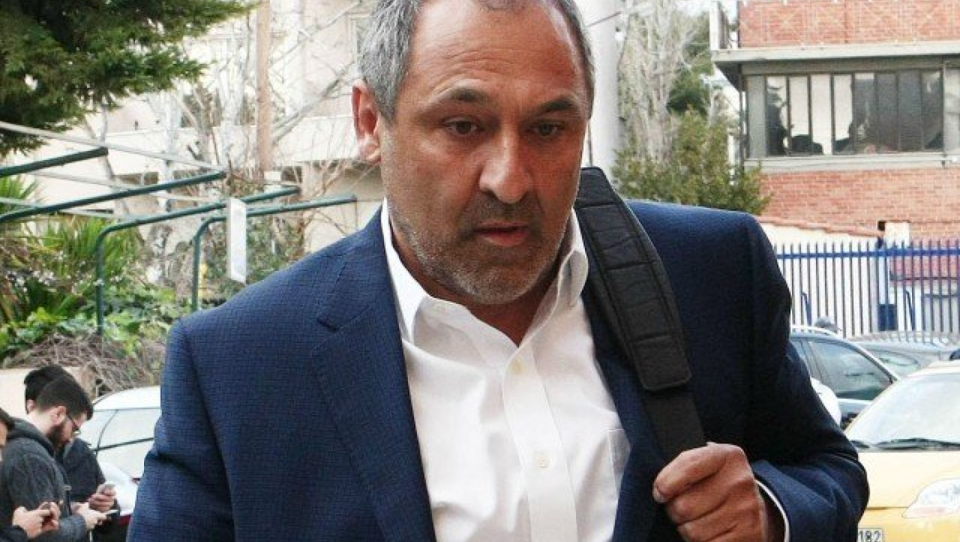 Βυθισμένος    στο      σκοτάδι      ο       Ηρακλής