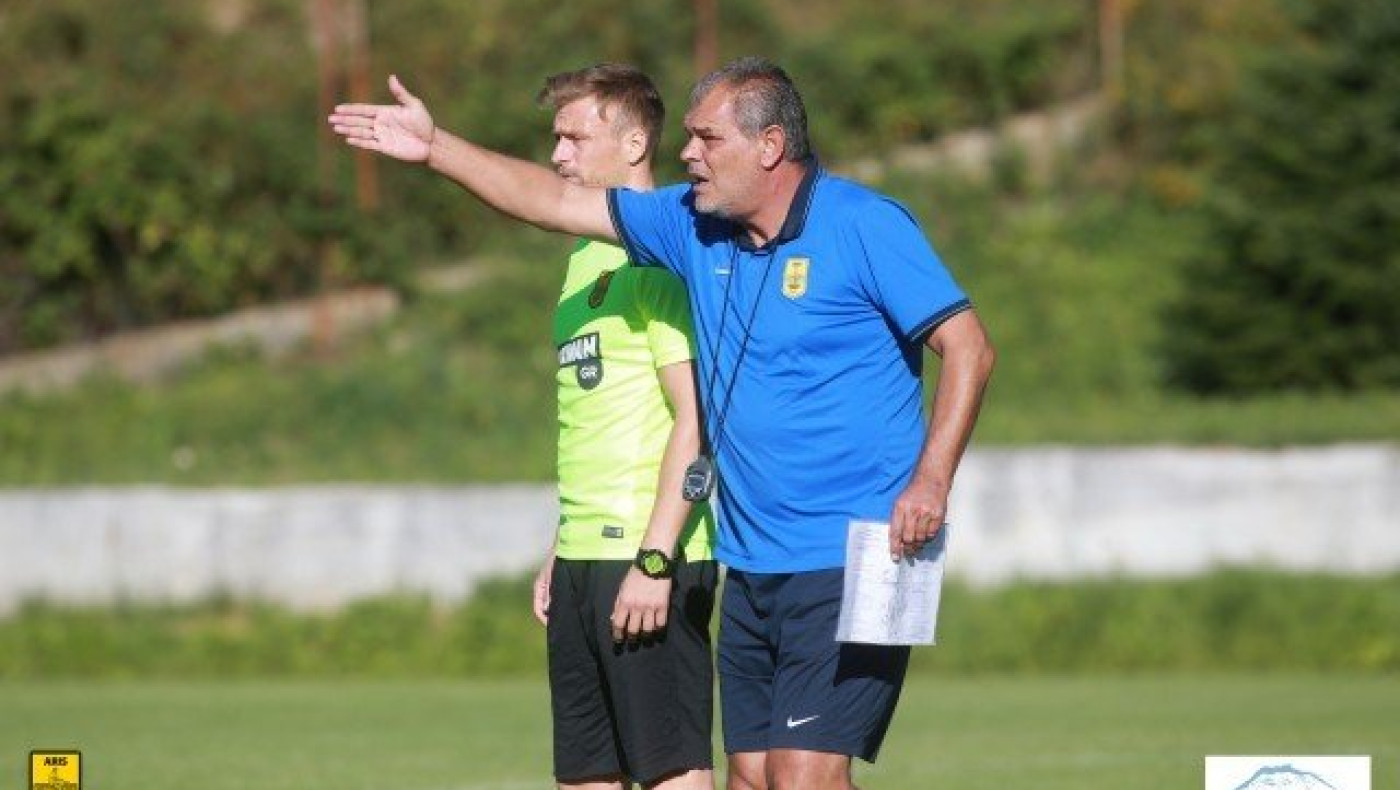 Ολα           γύρω            του               γυρίζουν…