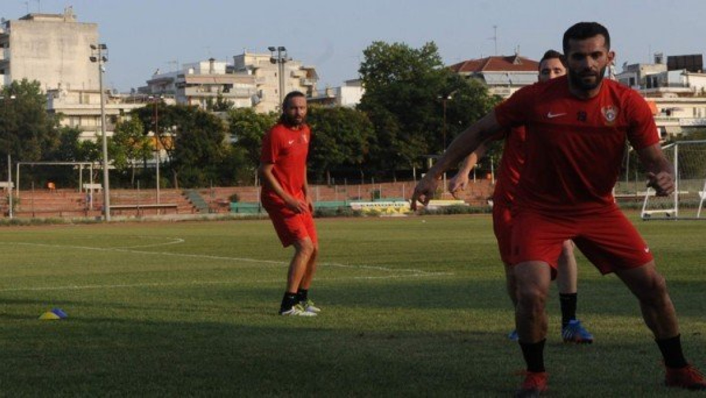 Χωρίς τέσσερις                        με Flamurtari