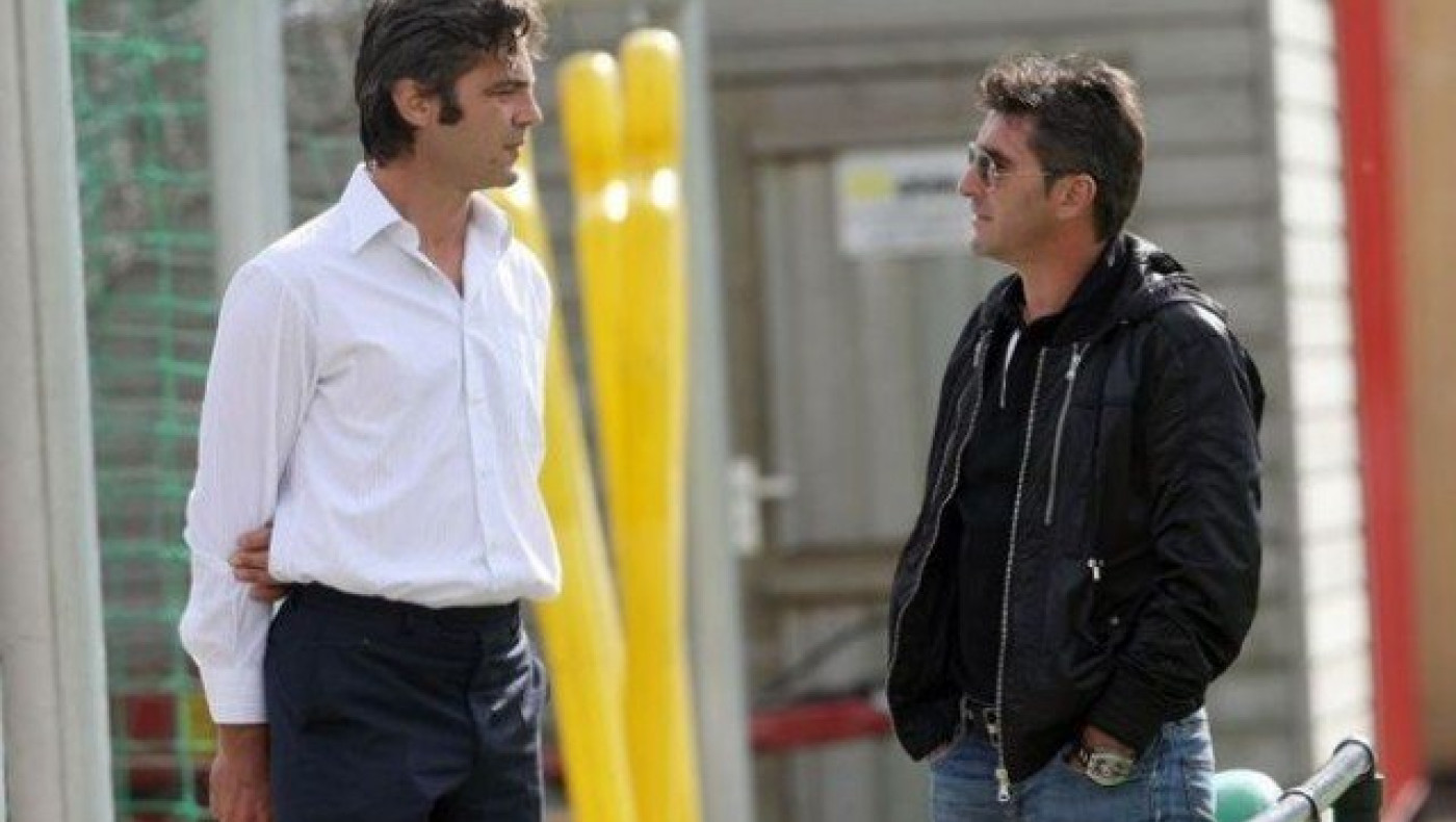 Βρύζας;              Ζαγοράκης;  Ακούει           κανείς;