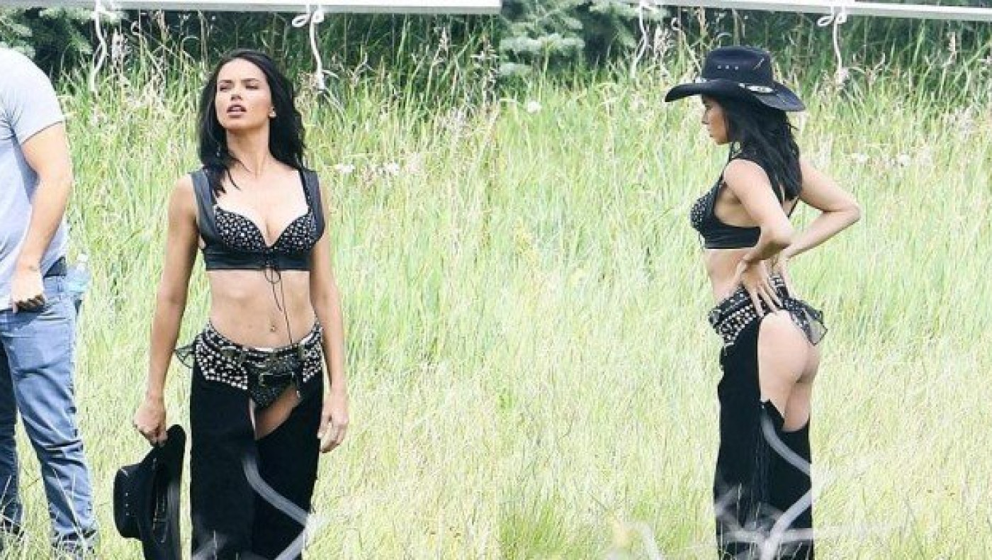 Η Αντριάνα      Λίμα είναι ένα σέξι cow-girl (pics)