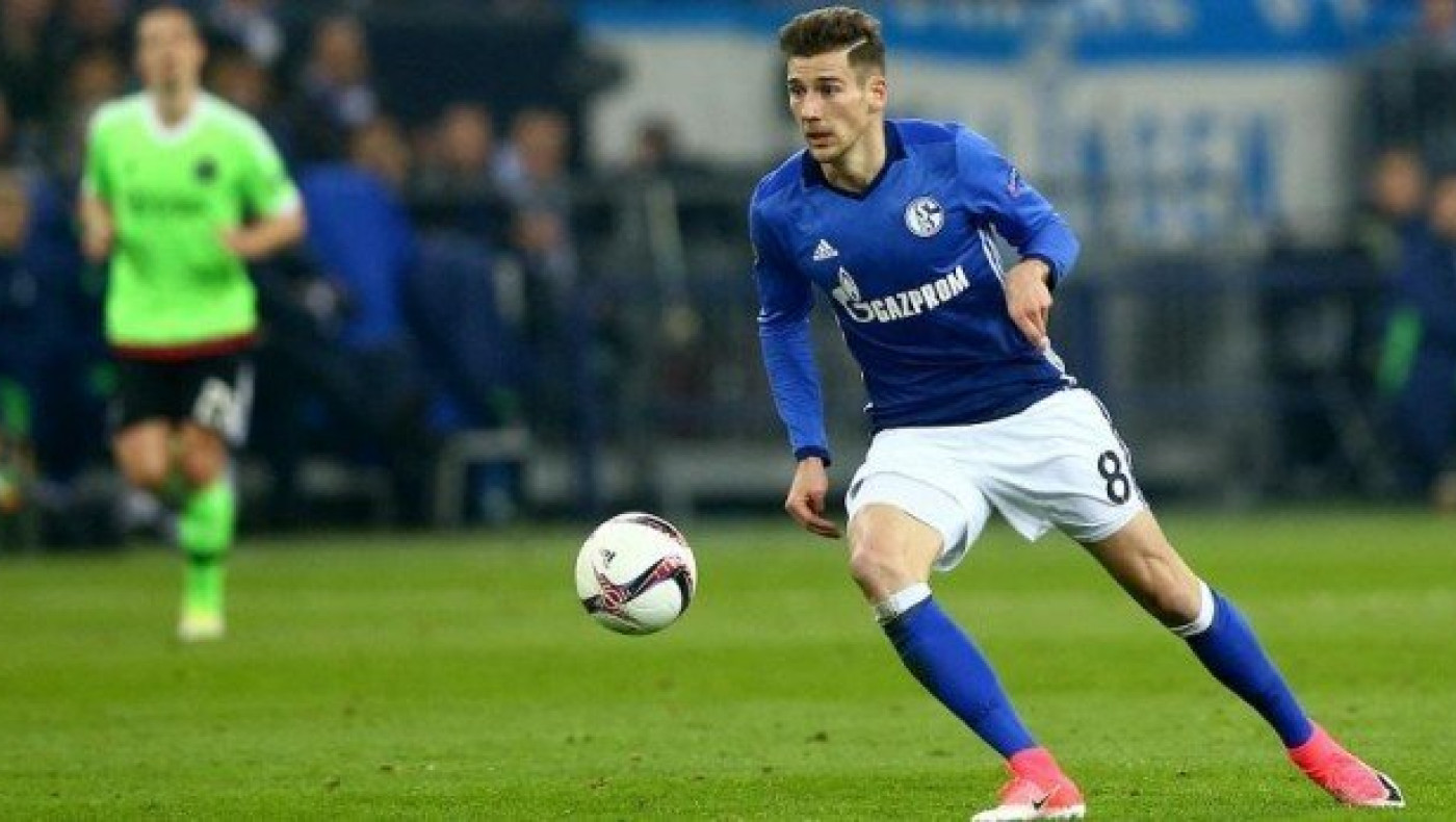 Στη γωνία          για Γκορέτσκα      η Γιουβέντους