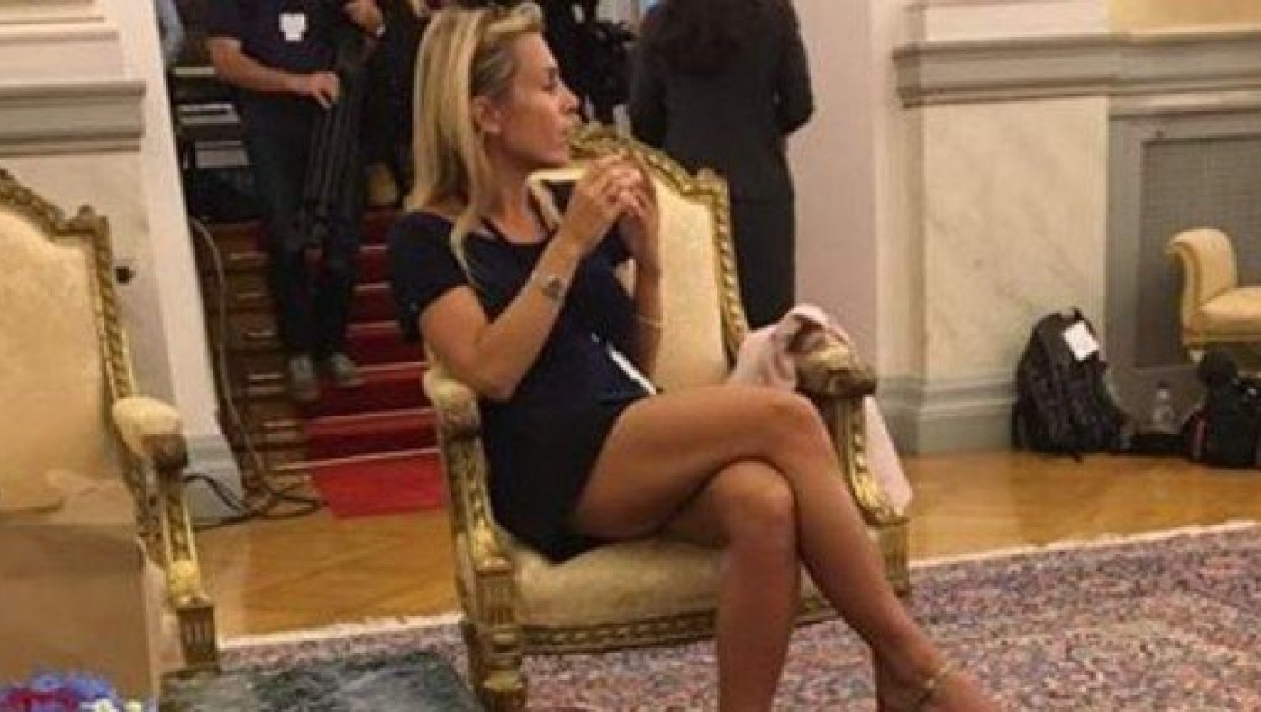 Το «καυτό» σταυροπόδι Γαλλίδας δημοσιογράφου στο Προεδρικό Μέγαρο