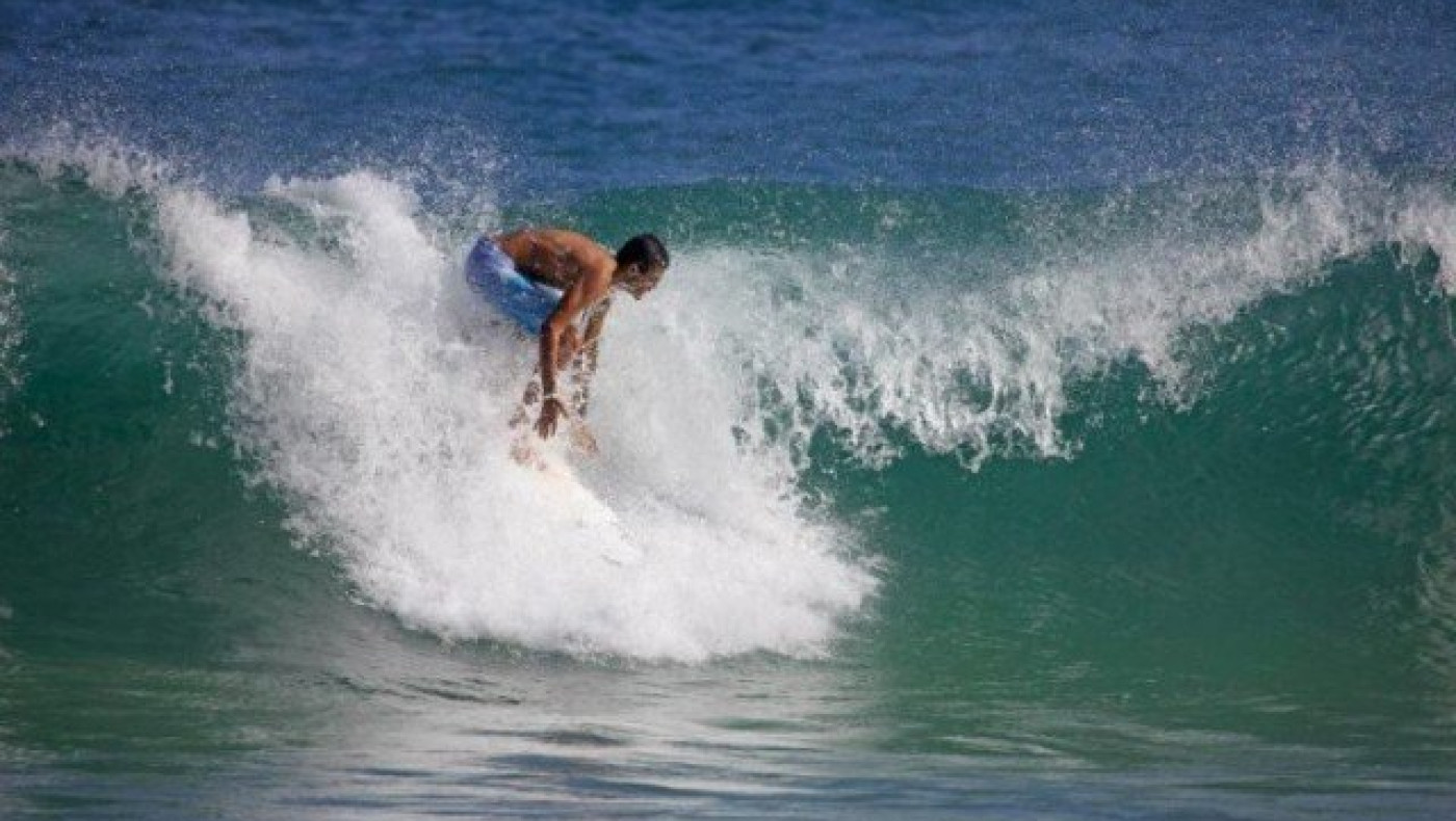 Τυφλός σέρφερ δαμάζει τα κύματα!        (ΦΩΤΟ + ΒΙΝΤΕΟ)