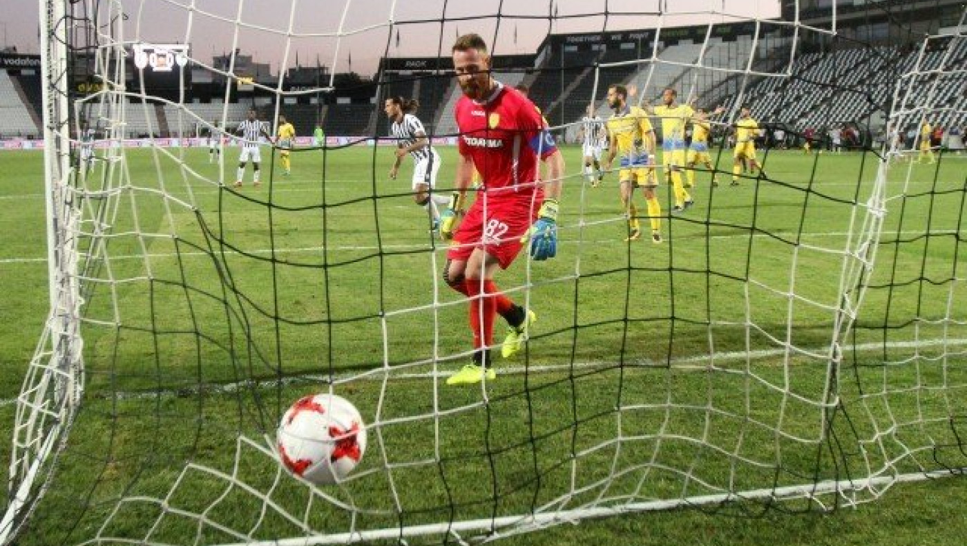 Σε 8 αγώνες    μόνο 8 γκολ  και μόνο 3 «ποδοσφαιρικά»