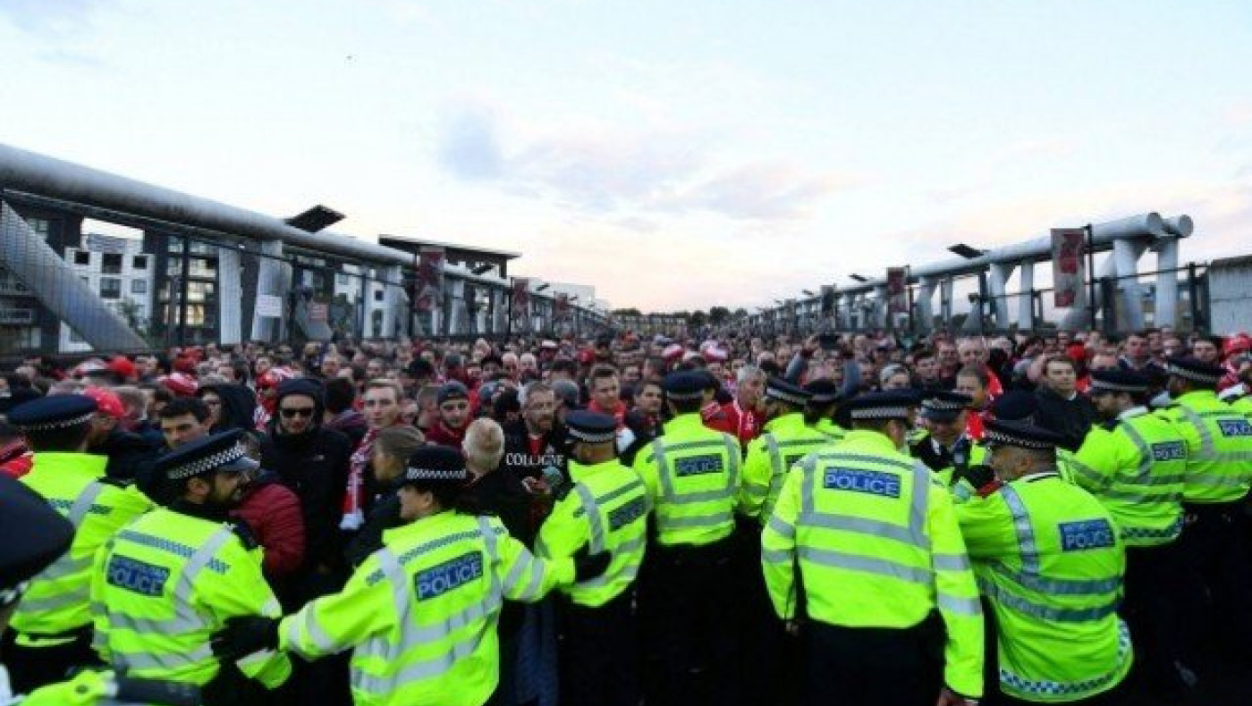 «Ντου» των οπαδών της Κολωνίας, καθυστερεί η έναρξη του αγώνα! (pics)