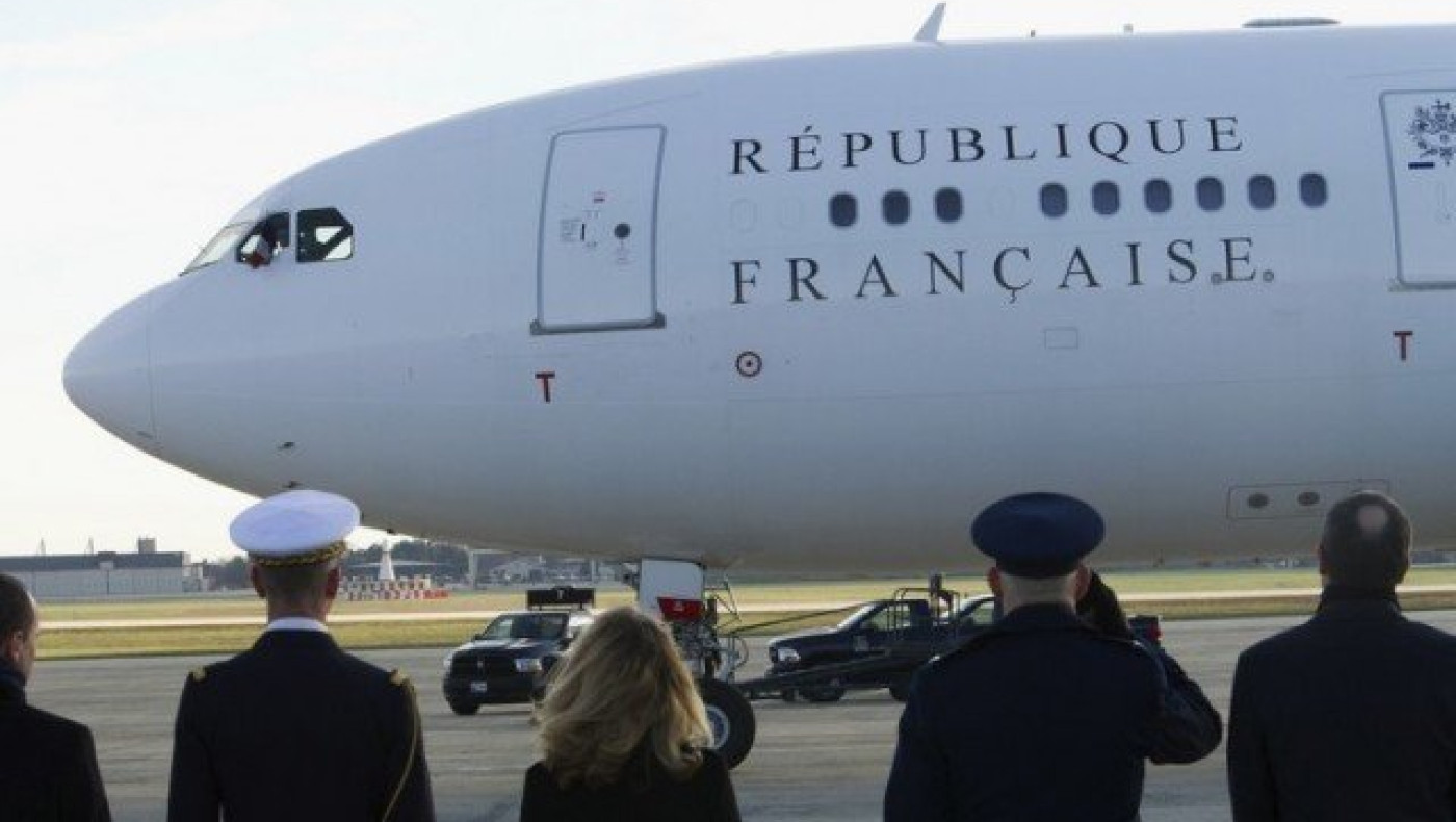 «Περίμεναν γυμνές για να κάνουν σεξ με τον Πρόεδρο στο αεροπλάνο»