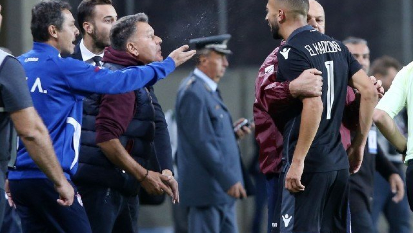 Ξεφτίλα! Ο Κούγιας έφτυσε            τον Ελ Καντουρί