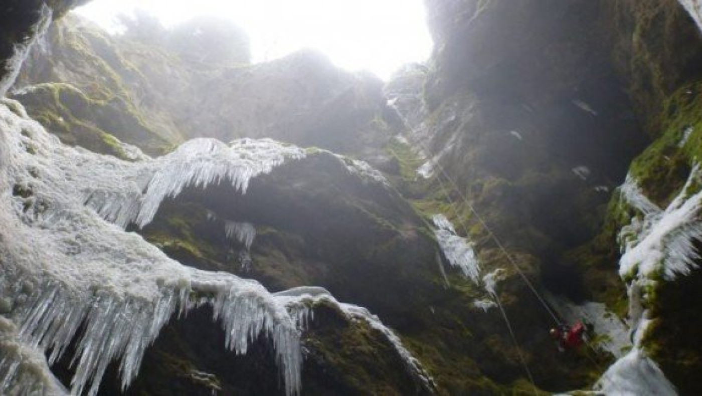 O νοτιότερος παγετώνας της Ευρώπης βρίσκεται σε σπήλαιο του Παρνασσού!