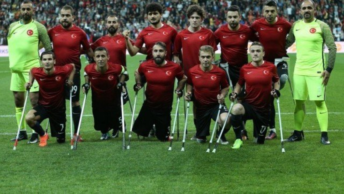 Συγκλονίζουν οι ήρωες της ζωής στην Τουρκία, αποθέωση 40.000 φιλάθλων