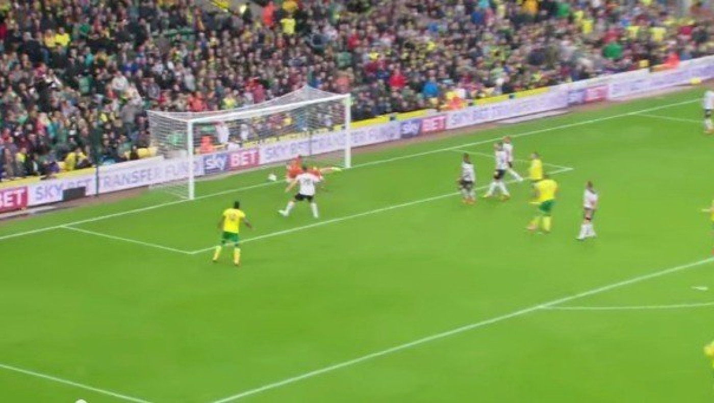 ΤΡΟΜΕΡΗ τριπλή απόκρουση τερματοφύλακα! (VIDEO)