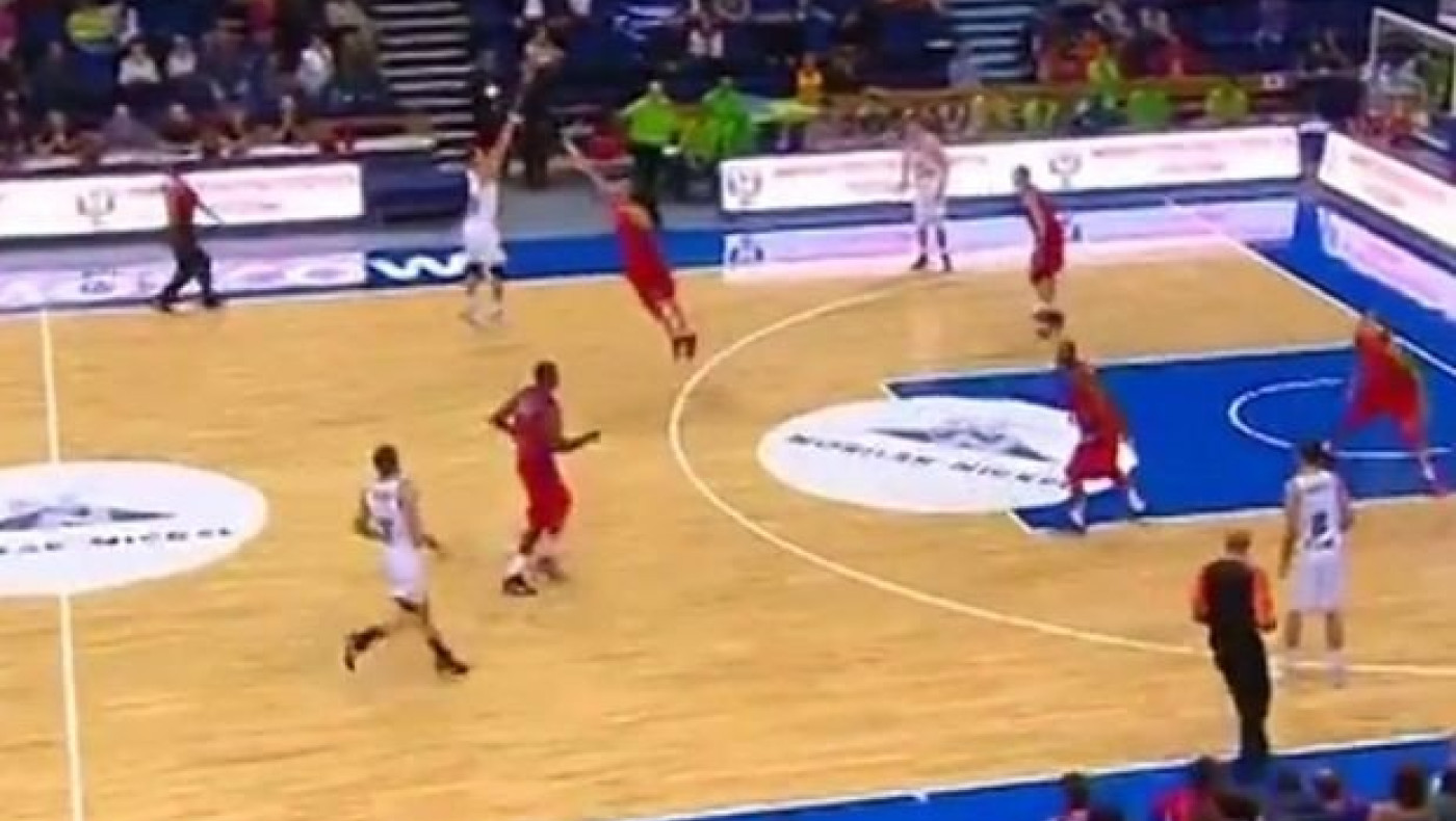 Απίστευτο τρίποντο από τον Μπλουμς