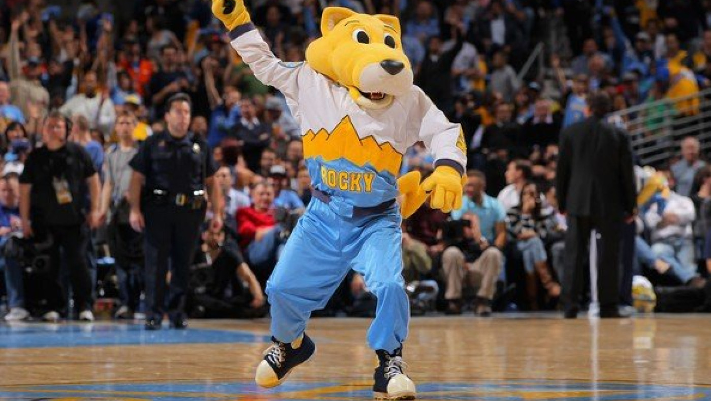 Απίθανο τρίποντο από την μασκότ των Ντένβερ Νάγκετς ! (VIDEO)