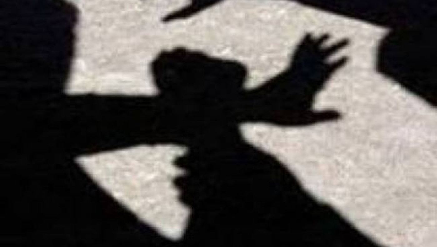 Σύζυγος και ερωμένη παίζουν ξύλο στη μέση του δρόμου (video)