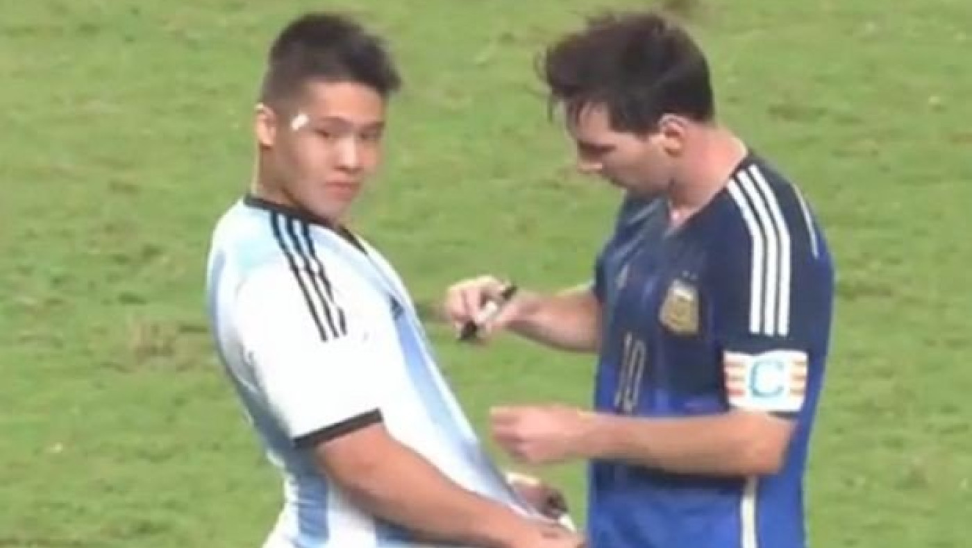 Υπέγραψε αυτόγραφο σε εισβολέα ο Μέσι