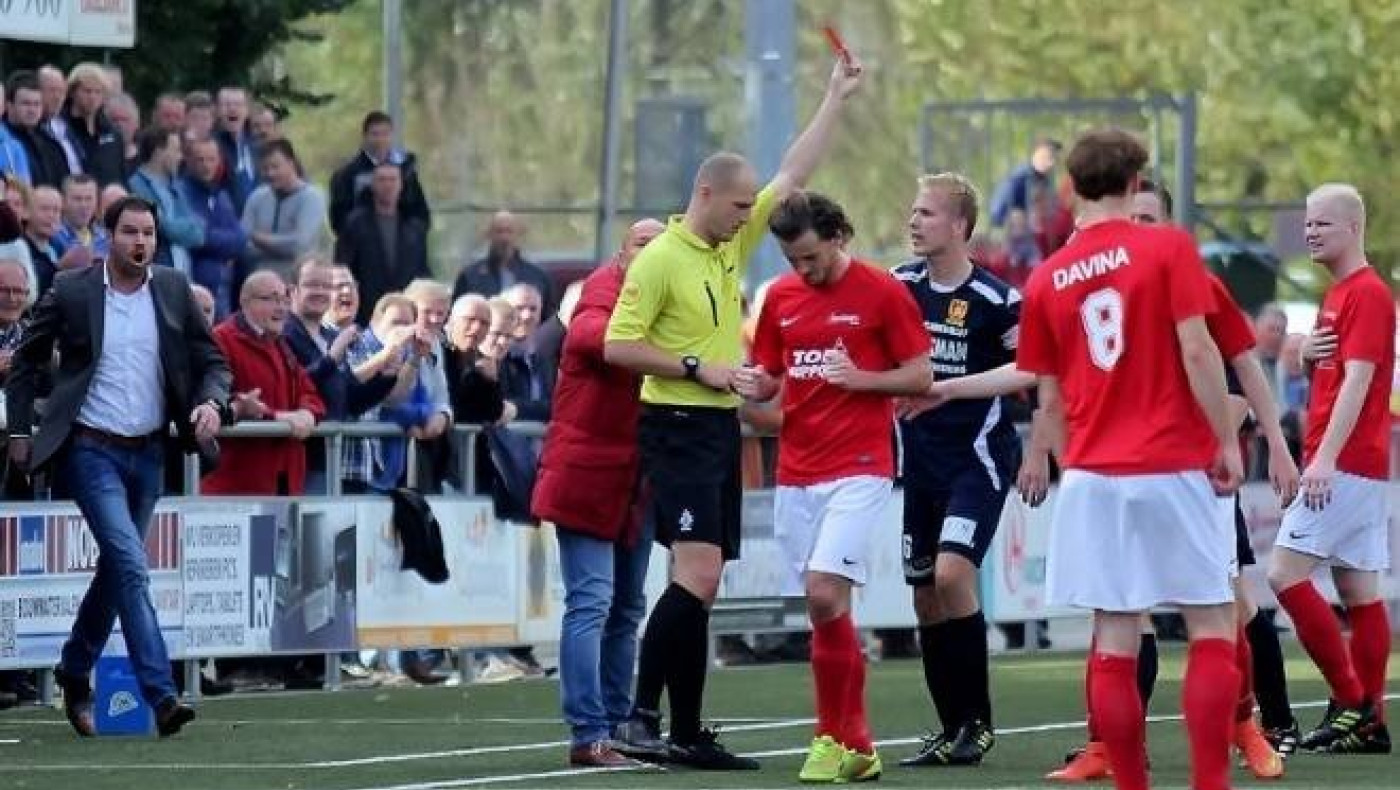 Γκολκίπερ στην Ολλανδία έκανε την … ανάγκη του δίπλα στο δοκάρι (video)