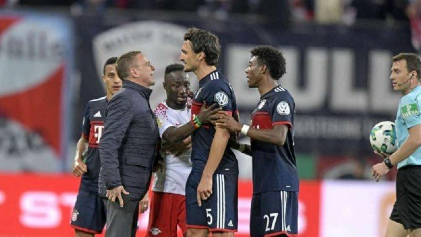 Μπήκε στο γήπεδο για να δείξει στον διαιτητή μία φάση στο κινητό (vid)